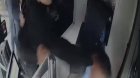 Bakıda sərnişin avtobus sürücüsünü döydü - VİDEO