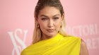 Cici Hadid mini-kombinezonla fiqurasını nümayiş etdirdi - FOTO