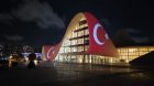 Heydər Əliyev Mərkəzi Türkiyə bayrağı ilə işıqlandırıldı - FOTO
