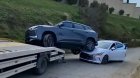 Evakuatorla daşınan avtomobil yolda digər maşının üstünə düşdü - VİDEO
