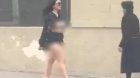 Bakıda küçədə çılpaq gəzən qadın saxlanıldı - VİDEO