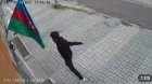 Bayrağa hörmətsizlik etdi, cavabı ağır oldu - ANBAAN VİDEO