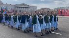 Onların həyat yoldaşları paradda yürüş etdi - Video