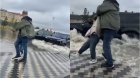 Bakıda sürücü qəsdən piyadanı və azyaşlını islatdı - VİDEO