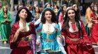Bakıda rəngli mənzərə: Azərbaycan xanımları milli geyimlərdə - FOTOLAR