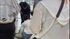 &ldquo;AF Mall&rdquo;un üzlüyü qoparaq qadının üstünə düşdü &ndash; VİDEO
