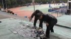 Çində məktəblilərin telefonları nümayişkaranə şəkildə sındırıldı - VİDEO