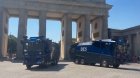 Berlin polisi su şırnaqları ilə yüzlərlə insanın köməyinə çatdı - VİDEO