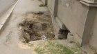 Binəqədidə səkidə böyük çuxur yaranıb: "Çox adam bura düşür" - VİDEO