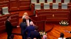 Kosovoda deputat baş nazirə yumurta atdı - parlamentin iclası yarımçıq qaldı - VİDEO
