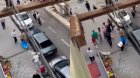 Binanın eyvanından şüşə qopdu, qadının başına düşdü &ndash; VİDEO