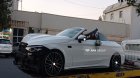 Toy karvanında gəlin maşını işıq dirəyinə çırpıldı