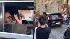 Onu görmək üçün avtomobilin qarşısını kəsdilər – VİDEO