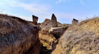 Erməni vandalizminin mahiyyəti: 2 bacının qəbrinin arasından səngər qazıblar - FOTO