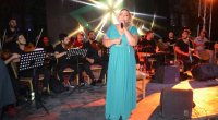 Küləkdən ətəyi qalxan müğənni maraqlı həll yolu tapdı - FOTO