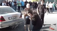 Ölən erməni əsgərin anası qadın jurnalistin üstünə su tökdü - VİDEO