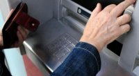 Bankomatdan pul çıxaran qadına hücum etdilər