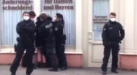 Alman polisi maska taxmayan yaşlı qadını zorla qandalladı - VİDEO