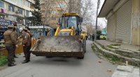 Bakıda binaların həyətlərinin giriş-çıxışlarına qoyulan süni maneələr sökülür – FOTO