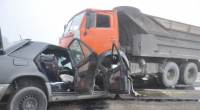 “KAMAZ” minik avtomobili ilə toqquşdu