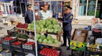 Polis piyada səkilərini zəbt edən alverçiləri cərimələdi - FOTO