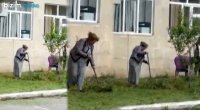 Məktəb direktorundan NÜMUNƏVİ ADDIM: Xadimələrlə birgə təmizlik işi gördü - VİDEO