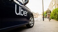“Uber” sürücüsü müştərilərin gözü qarşısında NARKOTİK satır - FOTO