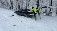 Qubada yol polisləri qarlı havada sürücülərə BELƏ kömək etdilər – FOTO/VİDEO 