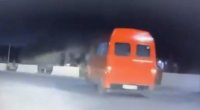 Bakıda “VAZ-2107” avtomobili mikroavtobusa çırpıldı - ANBAAN VİDEO