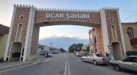 Ucarda şəhərin giriş qapısının üstünə çıxan şəxs yıxılaraq, xəsarət alıb - FOTO 