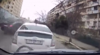 Avtomobili yol kənarında park edən sürücü qəzaya düşdü – VİDEO  
