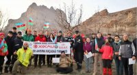 Türkiyəli alpinistlər Xocalı faciəsi qurbanlarının xatirəsini andılar - FOTO