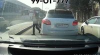 Qəza şəraiti yaradan “Porsche” sürücüsü yolu kəsdi – VİDEO 