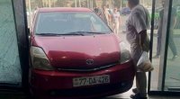 Bakıda qəza törədən "Prius" marketə ÇIRPILDI