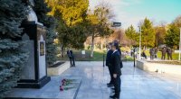 Azərbaycan nümayəndə heyəti Buxarestdə Heydər Əliyevin abidəsini ziyarət etdi - FOTO