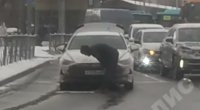Yolun ortasında namaz qıldı, böyük tıxaca səbəb oldu – VİDEO