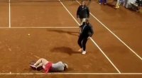 Tennisçi oyun vaxtı huşunu itirdi - VİDEO