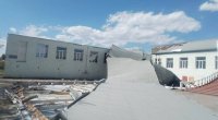 Şəmkirdə məktəbin damını külək uçurdu: 750 şagird… - FOTO