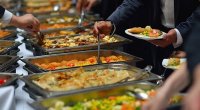“Başqa yerdə bişirilən köhnə yeməklər restoranlara gətirilir və qızdırılıb müştəriyə verilir” – ŞOK İDDİA