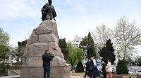 Sloveniya Baş nazirinin müavini Bakıda Mehdi Hüseynzadənin abidəsini ziyarət etdi - FOTO