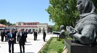 Liderlər Natəvan, Bülbül və Üzeyir Hacıbəylinin güllələnmiş heykəllərinə baxıb – FOTO