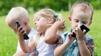 “Telefon və planşet körpələrdə ciddi xəstəliklərə yol açır” - Pediatrdan XƏBƏRDARLIQ