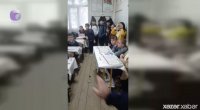 Bu məktəbdə şagirdlər dərsi ayaqüstə öyrənirlər - Oturmağa yer yoxdur - VİDEO