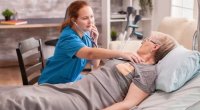 Tibb bacılarının ÖZBAŞINALIĞI – Evlərdə vurulan antibiotik və sistemlərə niyə NƏZARƏT yoxdur?