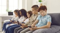 Texnologiya əsrində uşaqları telefondan UZAQ TUTMAQ mümkündür?
