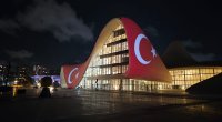 Heydər Əliyev Mərkəzi Türkiyə bayrağı ilə işıqlandırıldı - FOTO