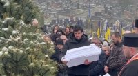 Tükürpədici kadrlar: Ata Ternopolda rusların öldürdüyü övladının tabutunu beşik kimi yellədi - FOTO/VİDEO