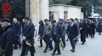 Vətəndaşlar Ulu Öndərin xatirəsini anmaq üçün Fəxri xiyabana axın edir – FOTO/VİDEO