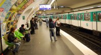 Başörtülü qadın Paris metrosunda TƏHQİR EDİLDİ