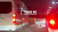 Bakıda məktəbliləri daşıyan mikroavtobus əks zolağa çıxdı – VİDEO